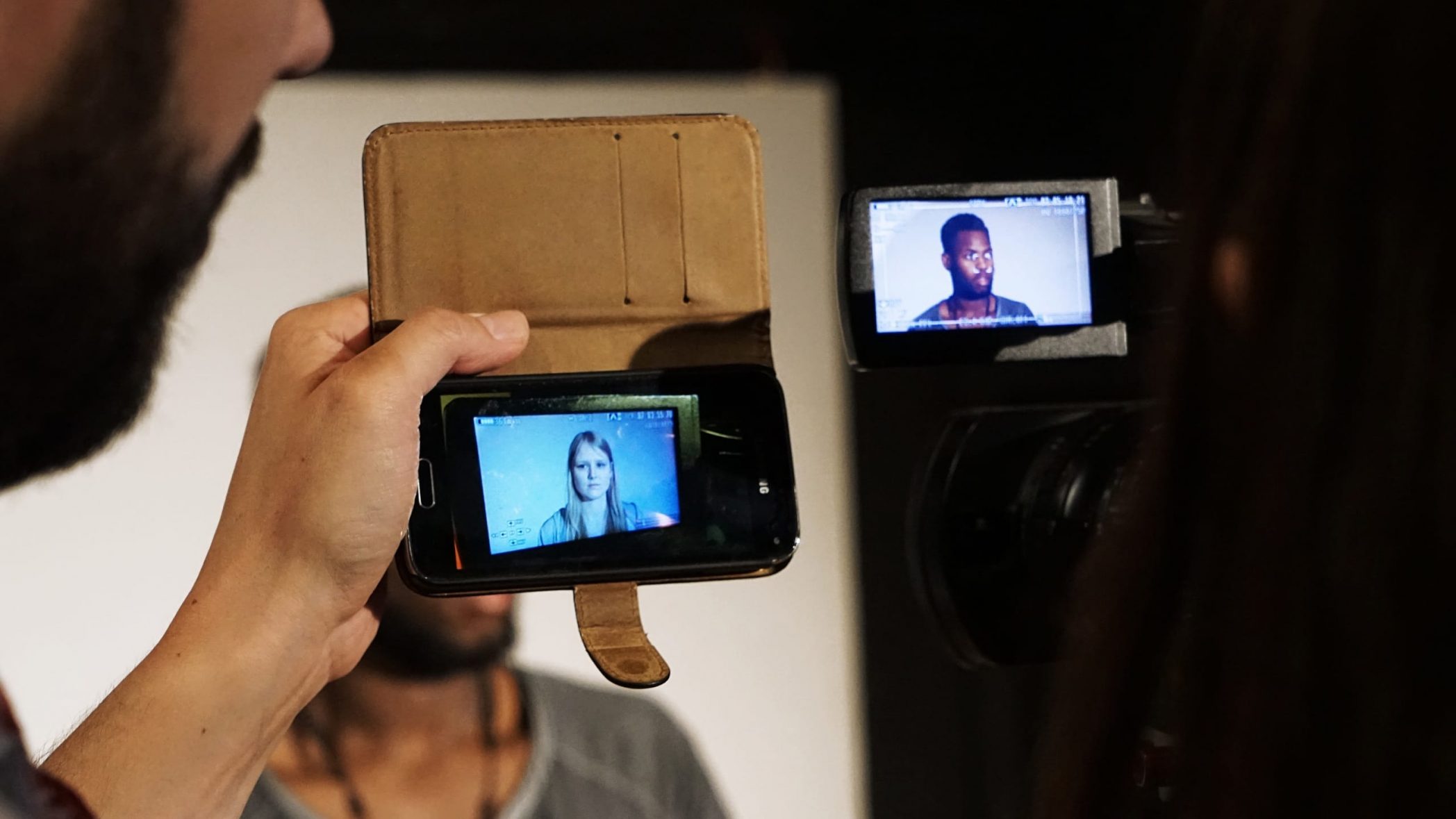 zwei Handy Screens, mit denen gerade zwei Jugendliche gefilmt werden